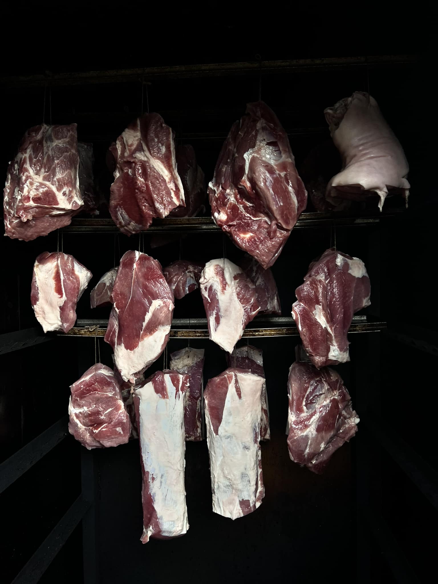 Fleischstücke in der Reifekammer